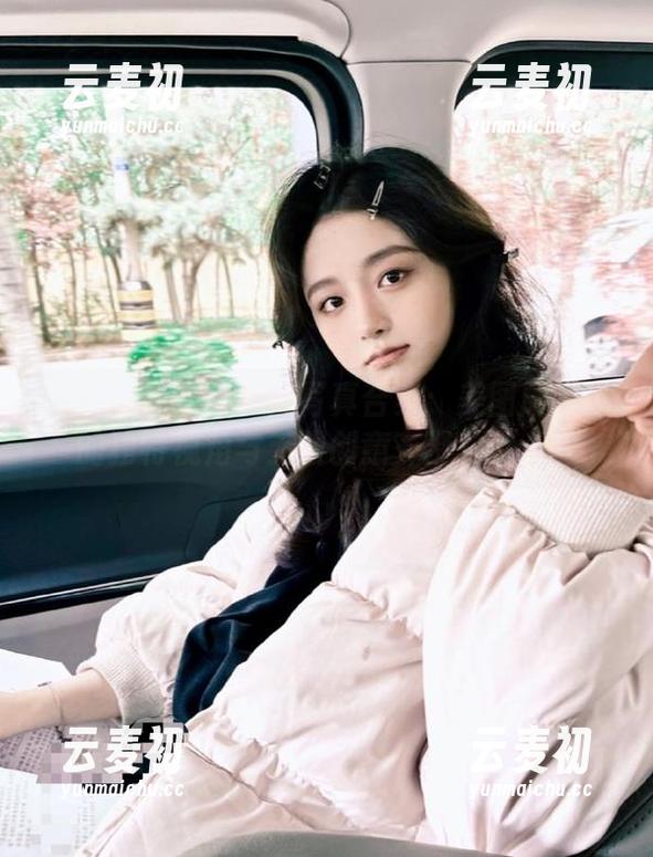 尤果网 - 含含天使写真合集：美图展现她的独特视角与无限创意齐聚一堂.txt