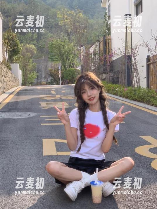 尤蜜荟 - 小海臀Rena最新职业装写真原图发布，快来免费下载这份时尚盛宴！.txt
