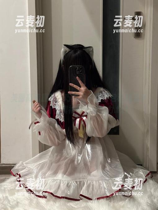 美丽高清原图：巧克力小圆面包诠释五更琉璃新春旗袍的传统魅力.txt