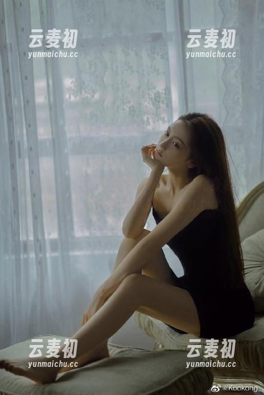 异思趣向 - 最新写真分享：小宝化身棉袜女神，让你无法抗拒的魅力.txt