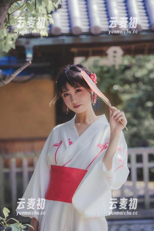 念雪ww写真合集：把夏日微风拍成了秋天的感觉，真想问她风从哪里来？.txt