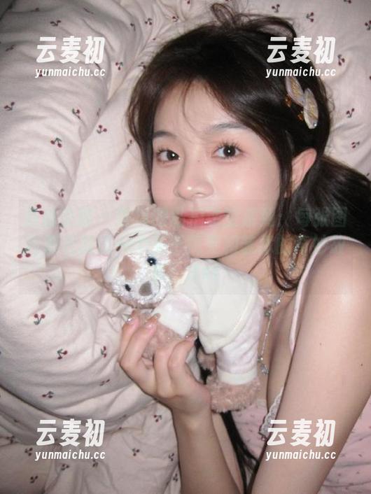 慕丝女郎 - 琪琪的私拍镂空系列：每张图片都在叙说一个关于搞笑和艺术的奇妙故事！.txt