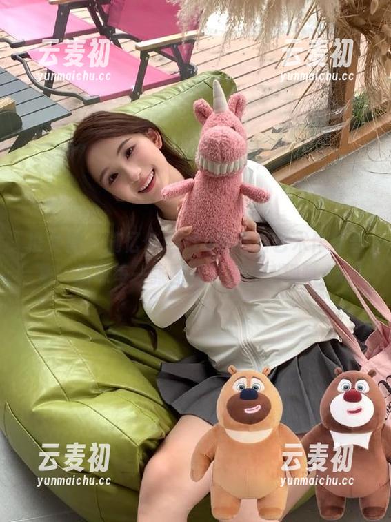 推女神 - 施忆佳Kitty酱黑白艺术作品合集：品味每一张图片中的情感细腻.txt