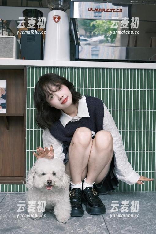 星颜社 - 绝美Liyiyi套装图册：带你领略写真艺术的独特合集.txt