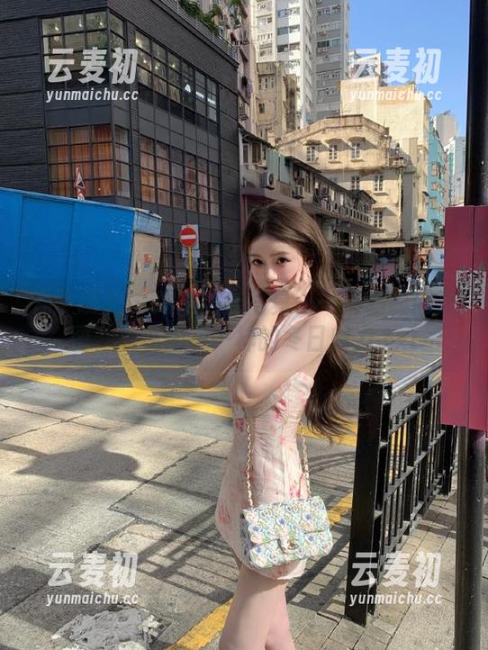 月下摄影 - 秀秀毛衣写真：一组温暖的美图，展现出不一样的冬日魅力.txt