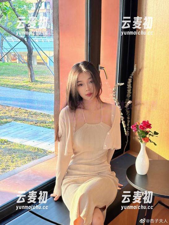 原图资源抢先看！杏子夫人连体衣写真魅力四射！.txt
