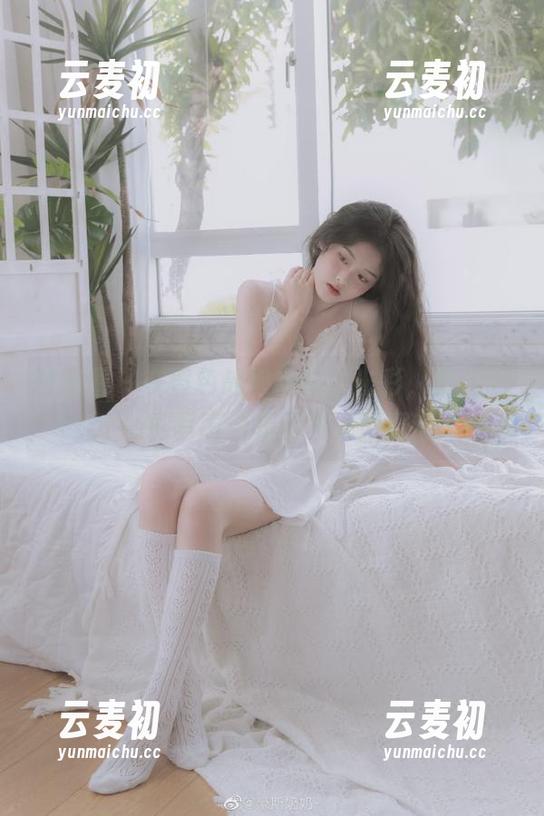 微密圈 - 在黄色战袍中绽放光彩，果儿Victoria的写真合集引发无限遐想.txt