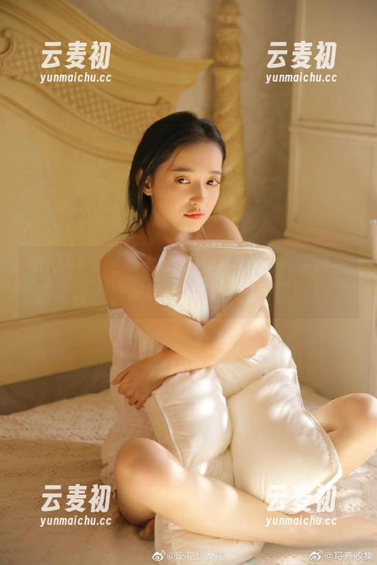 微密圈 - 果儿Victoria裸足写真演绎自然之美，快来欣赏图库精选作品！.txt