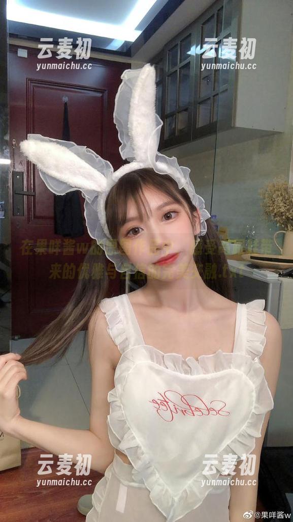 在果咩酱w的原图作品中，感受高跟鞋带来的优雅与自信的完美交融.txt