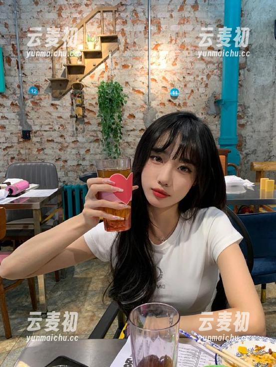 梦丝女神 - 灵唯呈现校服纯白：畅享原图资源，定格完美青春时光.txt