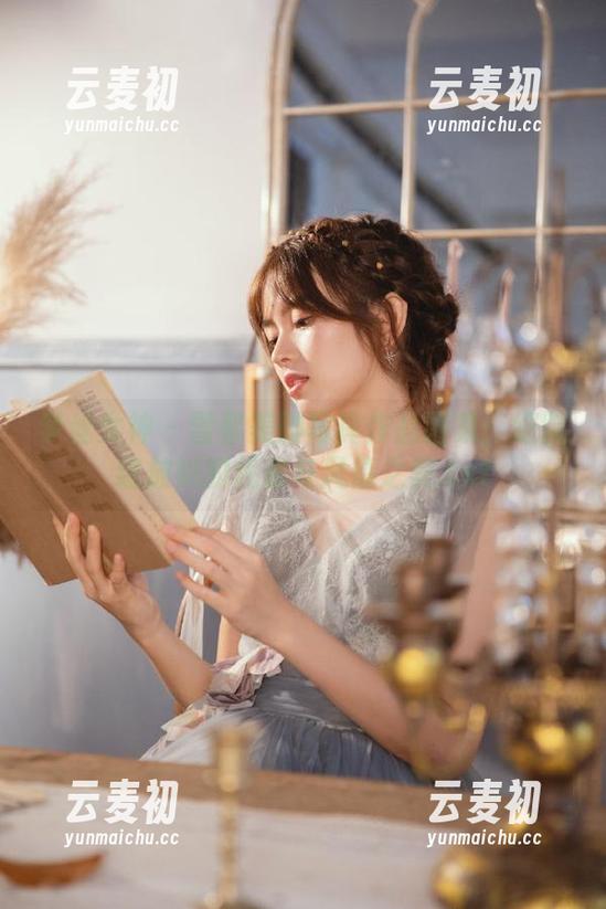 梦丝女神 - 雪馨美脚写真作品图集：细腻绽放她的优雅与风情之美.txt