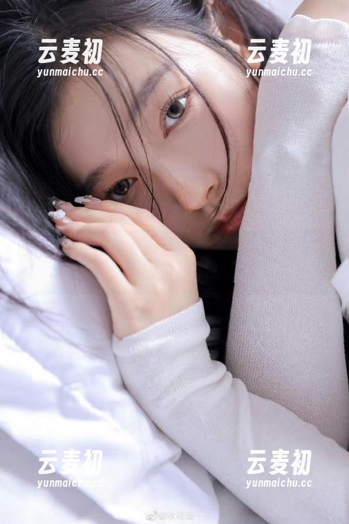 梦丝女神 - 香萱塑造的奶牛魅力：私房美图中透出的诗意与婉约.txt