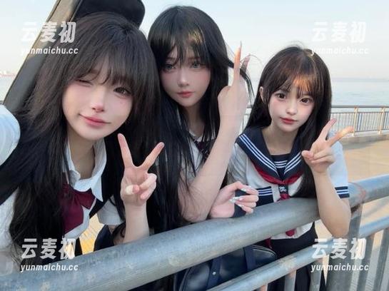 森萝财团献上高清写真：优雅露背毛衣黑丝MM的撩人姿态.txt