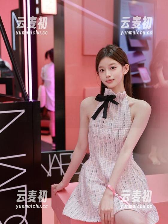 模范学院 - 唐琪儿Beauty黑色私房写真合集：探索每一处细腻的风情与韵味.txt