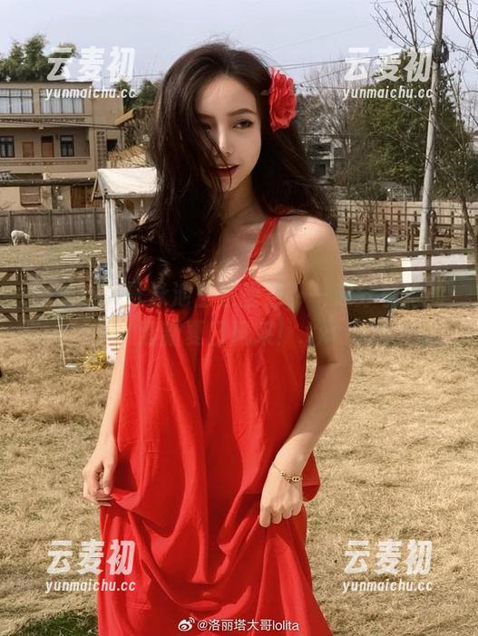 洛丽塔大哥泳池主题图包，一起分享她的清新夏日风采！.txt