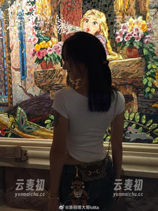 洛丽塔大哥红色内衣写真图集：一场视觉盛宴，展现力与美的完美结合！.txt