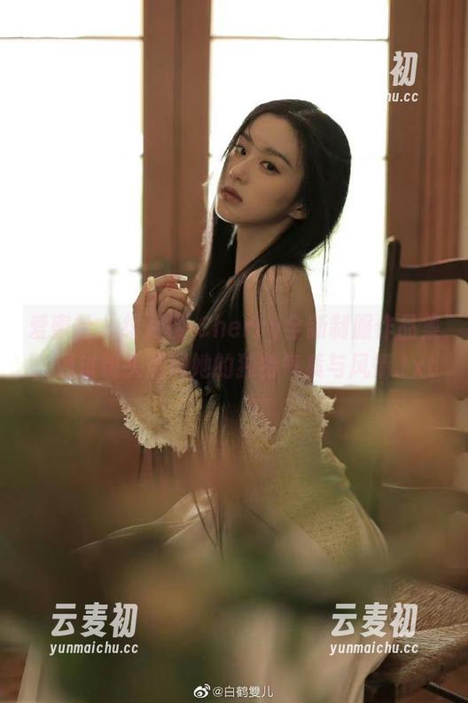 爱蜜社 - 绯月樱-Cherry全新制服作品集，通过镜头展现她的独特气质与风情.txt