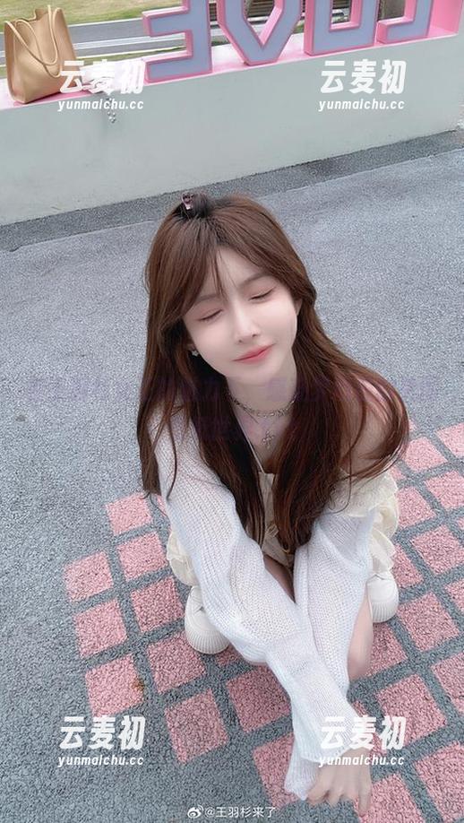 在王羽杉女王的魅力下，感受梦幻般的美图壁纸世界.txt