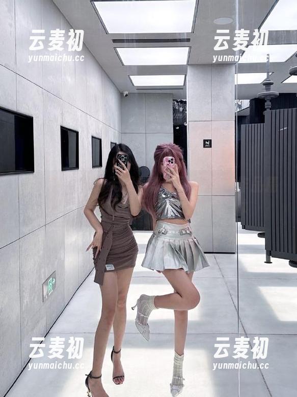 瑞丝馆 - 魅力无限：李可可连体衣作品精选，记录风格与自信的瞬间.txt