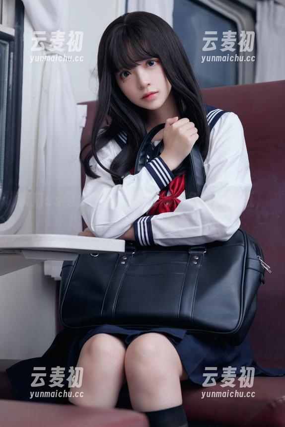 疯猫ss创作之路：金发领结兔写真壁纸，揭秘艺术背后的故事.txt