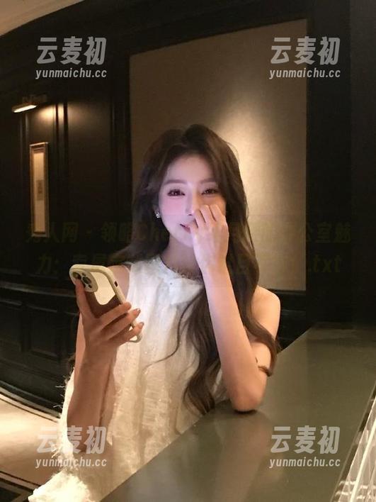 秀人网 - 领略Cherry绯月樱的办公室魅力：专属定制图片让你过目不忘！.txt