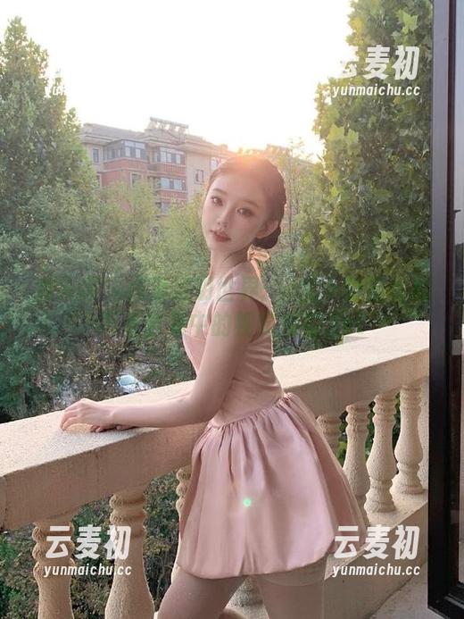 秀人网 - 探索透明世界：e宝小野猫私房写真合集中的视觉盛宴.txt