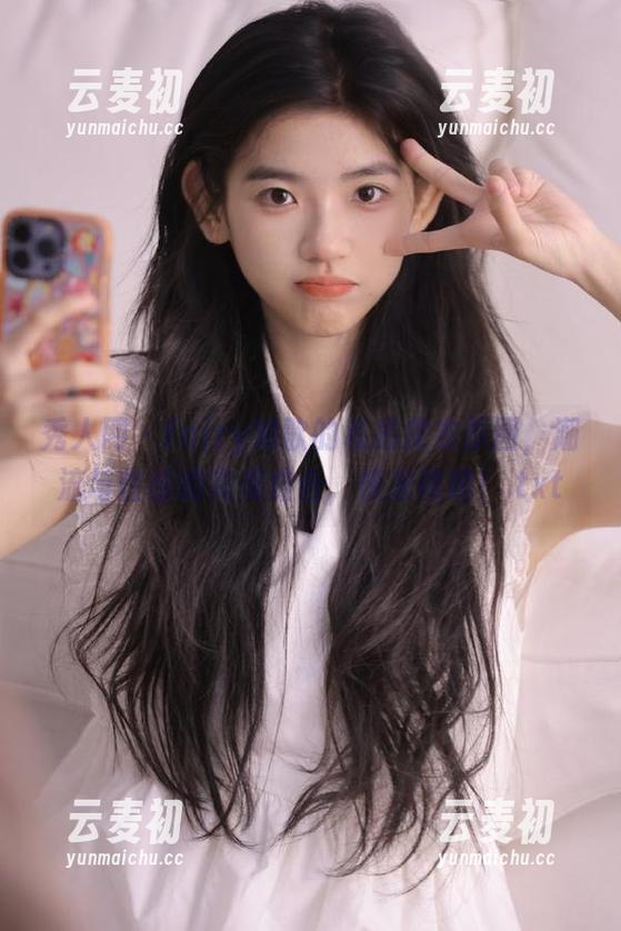 秀人网 - fairy如歌的私拍皮衣原图，潮流与性感的完美结合，快来瞧瞧！.txt