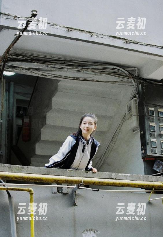秀人网 - 允尔女友写真作品集：每一张原图都诉说着独特的故事与情感.txt