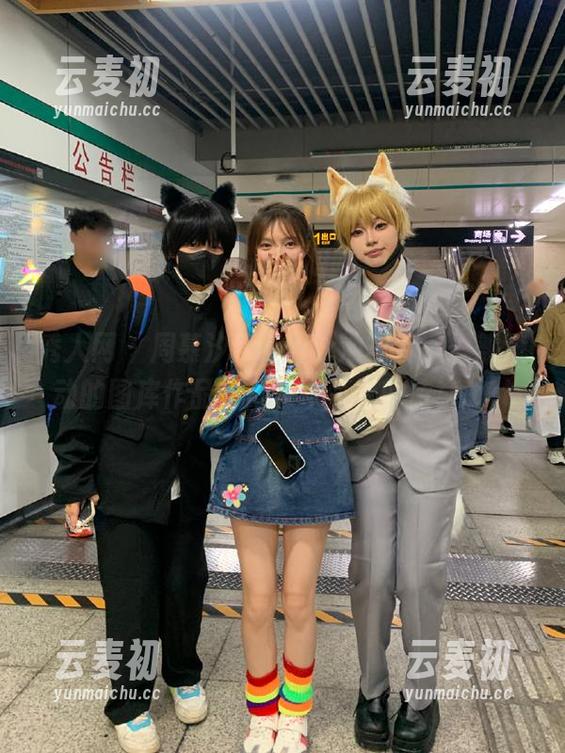 秀人网 - 周慕汐fairy泳池写真：一部流动的图库作品，记录水面上的诗意.txt