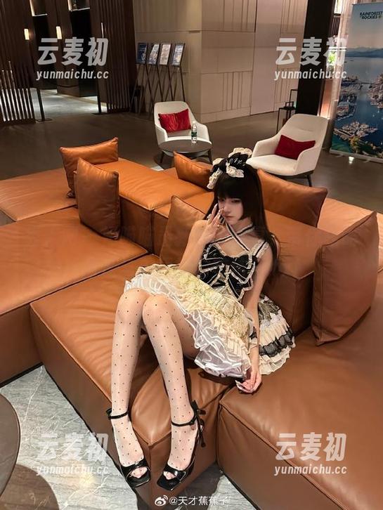 秀人网 - 奶喵喵最新泳衣写真，带你领略清凉与美丽的完美结合.txt