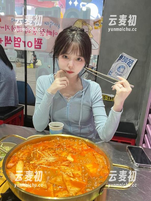秀人网 - 小蛮妖天台写真定制，记录每一瞬间的独特魅力！.txt
