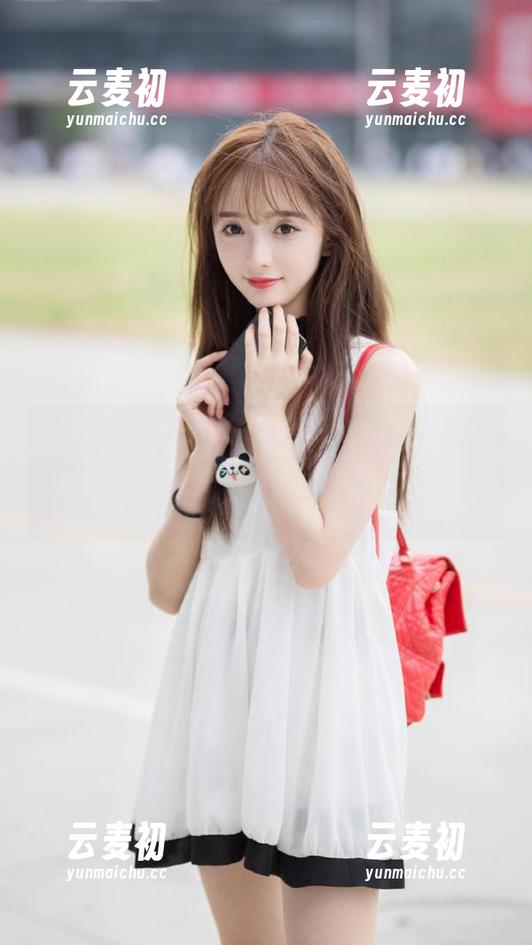 秀人网 - 汐汐爱吃草莓的在线校园写真集，带你领略独特的校园美与青春活力！.txt
