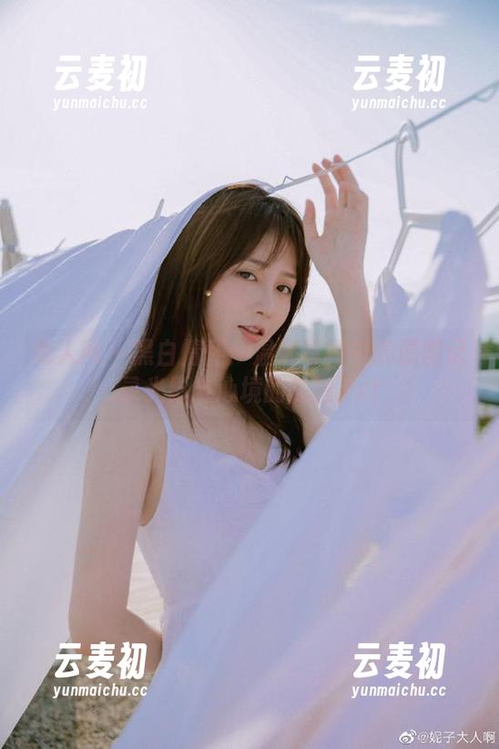 秀人网 - 黑白情怀：温妮写真中的原图记录光影与心境的交融.txt