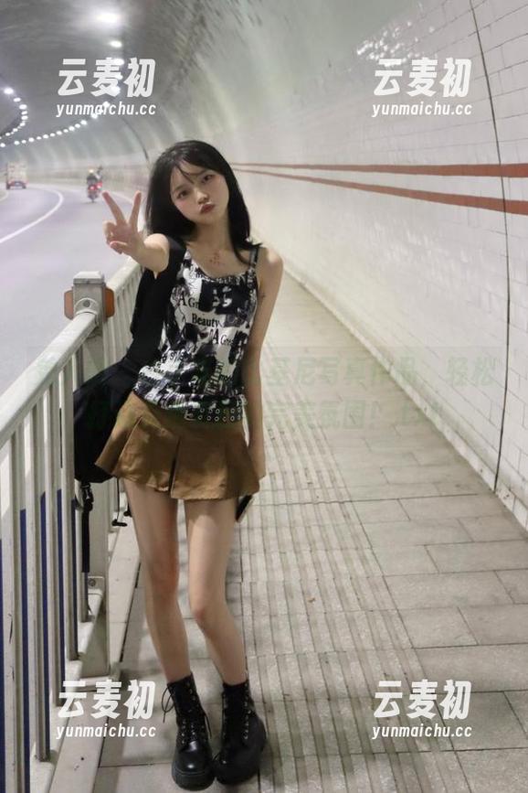 秀人网 - 白小喵的比基尼写真作品，轻松打造炎热夏日的完美氛围！.txt