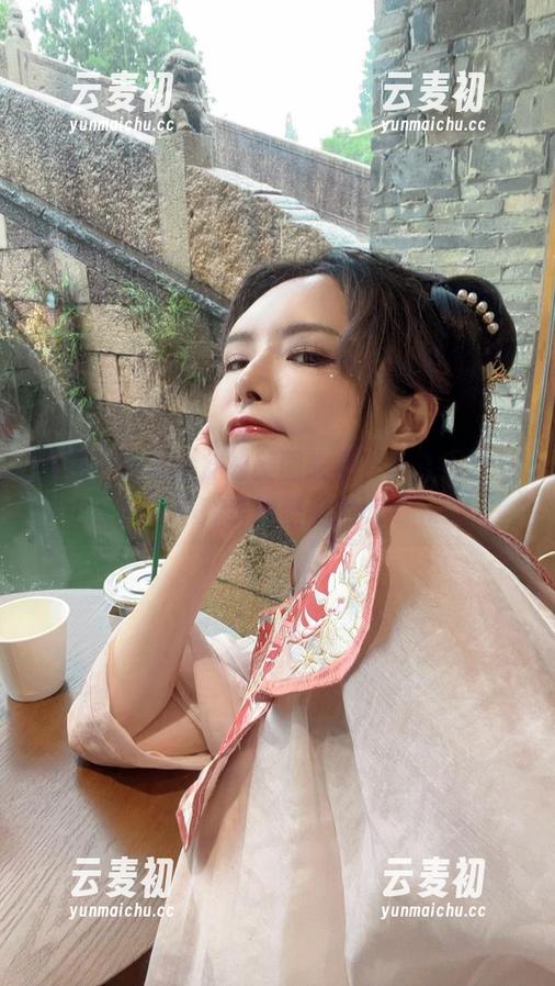 秋和柯基与女友的美图故事，变身成你爱不释手的壁纸.txt