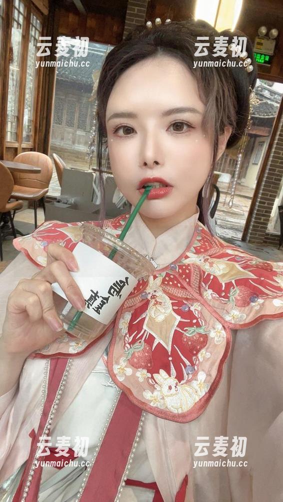 秋和柯基专属私拍美图：礼服里的秋日梦幻.txt