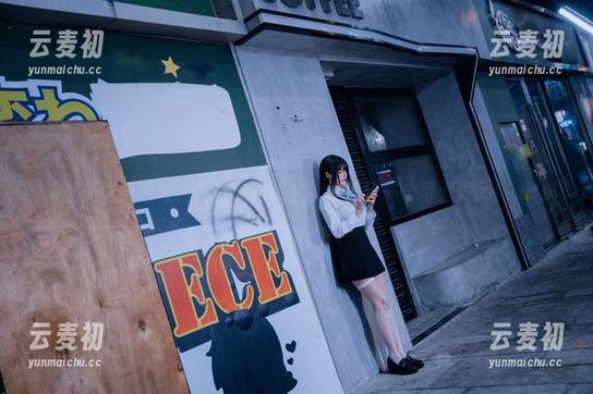 精选美图：秋和柯基在花园嬉水，捕捉每一个可爱瞬间！.txt