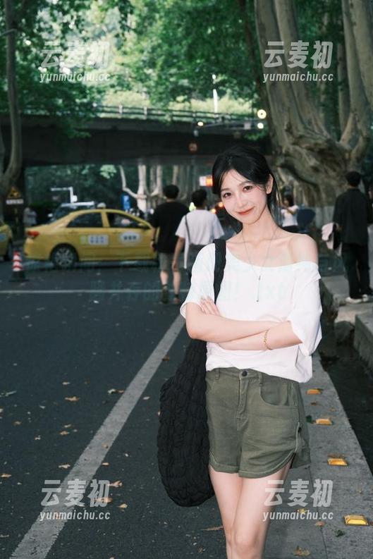 惊艳瞬间：下载稚乖画册美少女清纯与风骚并存的独特原图！.txt