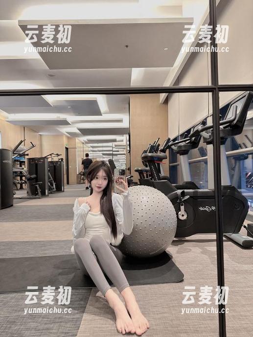 微密圈 - 捕捉童小芯灰丝的瞬间，写真美图被赋予新的生命与灵魂.txt
