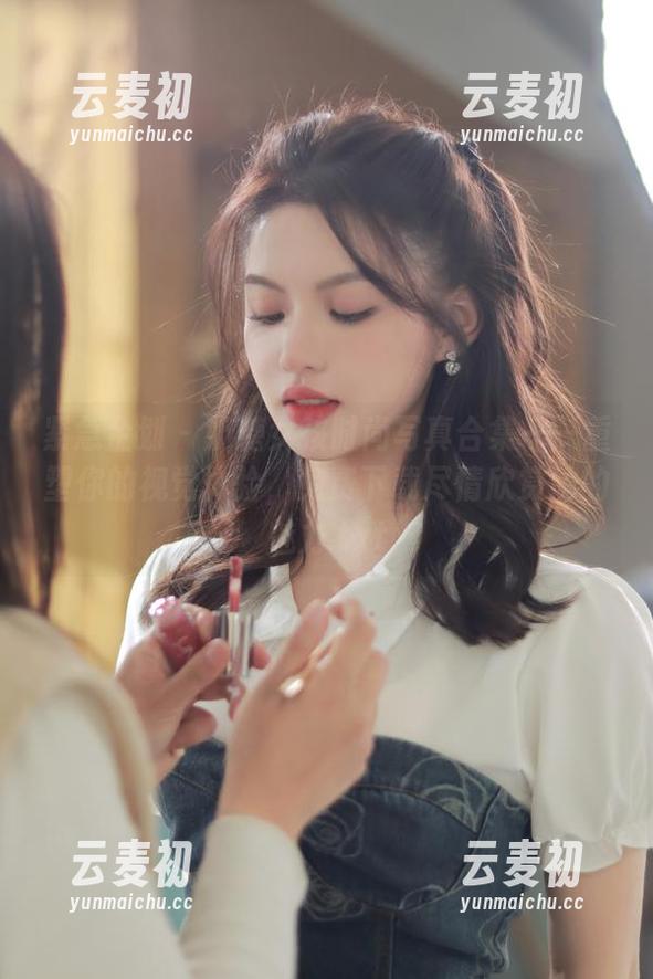 紧急企划 - 奶糖女孩时尚写真合集——重塑你的视觉体验，免费下载尽情欣赏她的魅力.txt