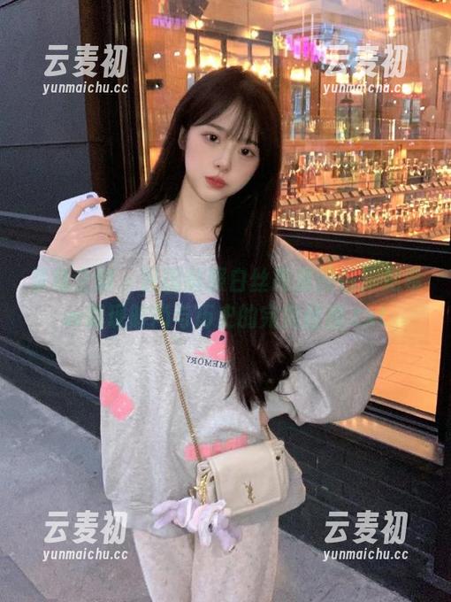 紧急企划 - 民国制服白丝高清图包，见希w展现时尚与历史的完美碰撞.txt