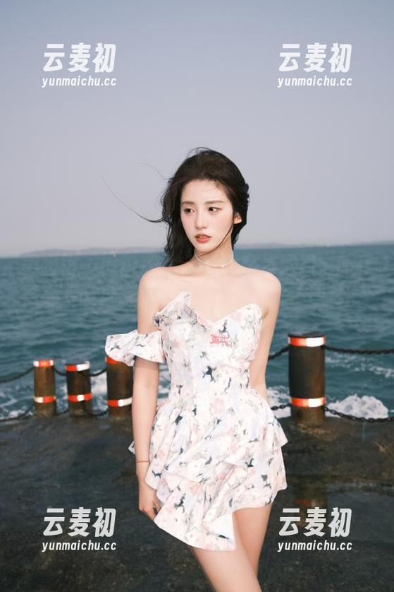 美媛馆 - luna张静燕夏日高清图册：感受阳光与微风交织的美好，留下永恒回忆.txt