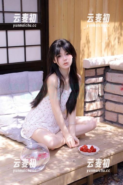 美媛馆 - 伊雨蔓Fiona油亮写真图包发布，唤醒你的视觉盛宴与感官享受.txt