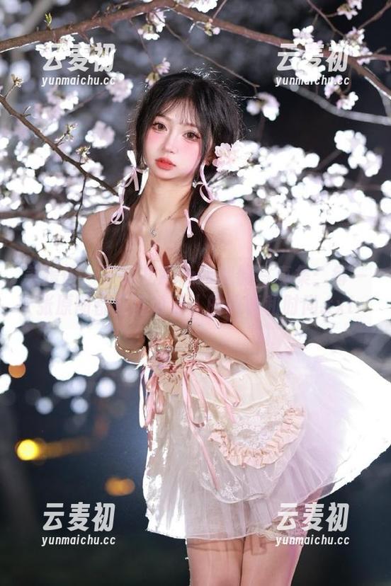 美媛馆 - 子纯儿Annie制服写真集：每一张原图都在诉说动人的故事和时尚.txt