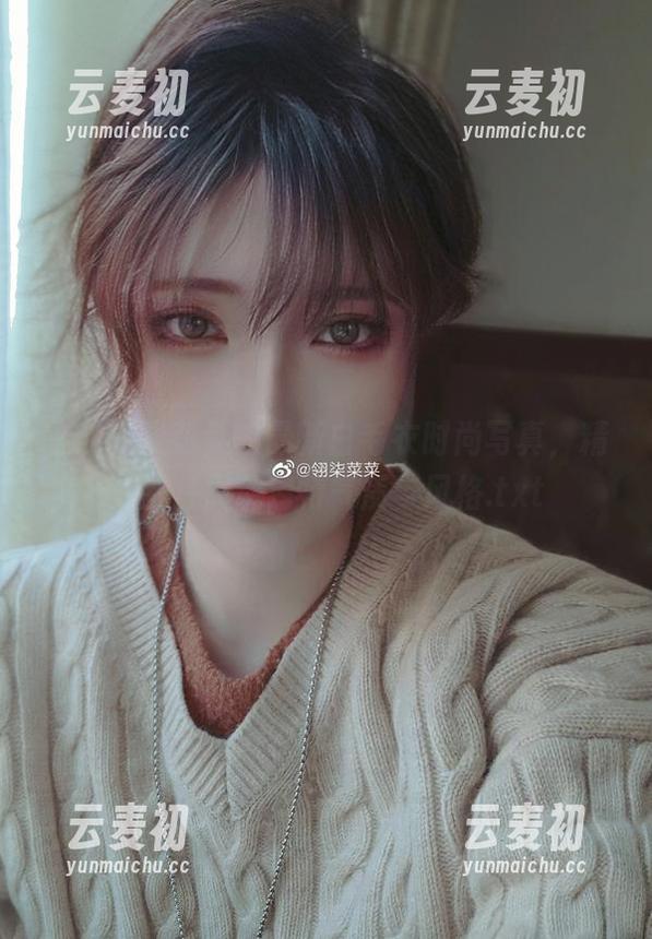 走进翎柒菜菜的最新白毛衣时尚写真，精美图片展现独特气质与风格.txt