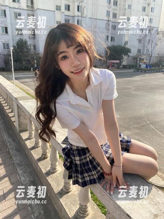 花漾show - 惊艳四座的冯木木LRIS最新御姐写真原图，捕捉那份优雅与自信！.txt