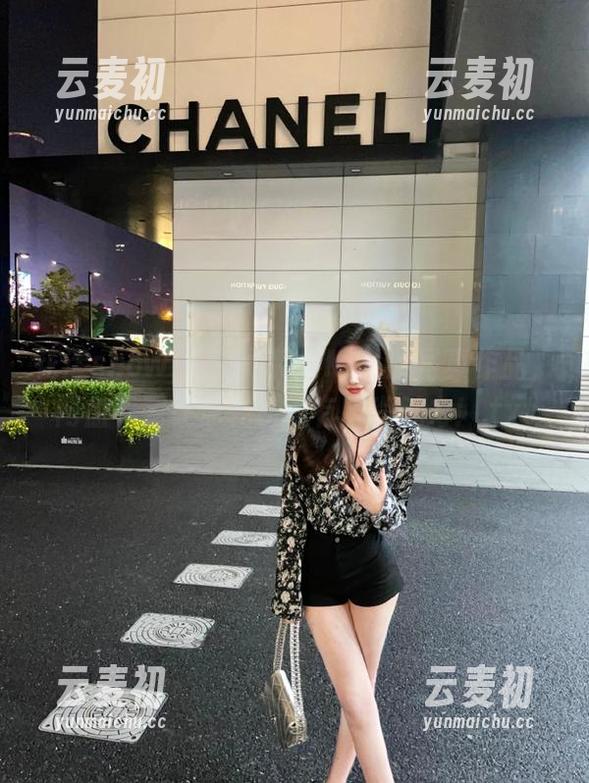 花漾show - 解锁宋KiKi礼服写真作品，网盘下载让你轻松拥有时尚魅力！.txt