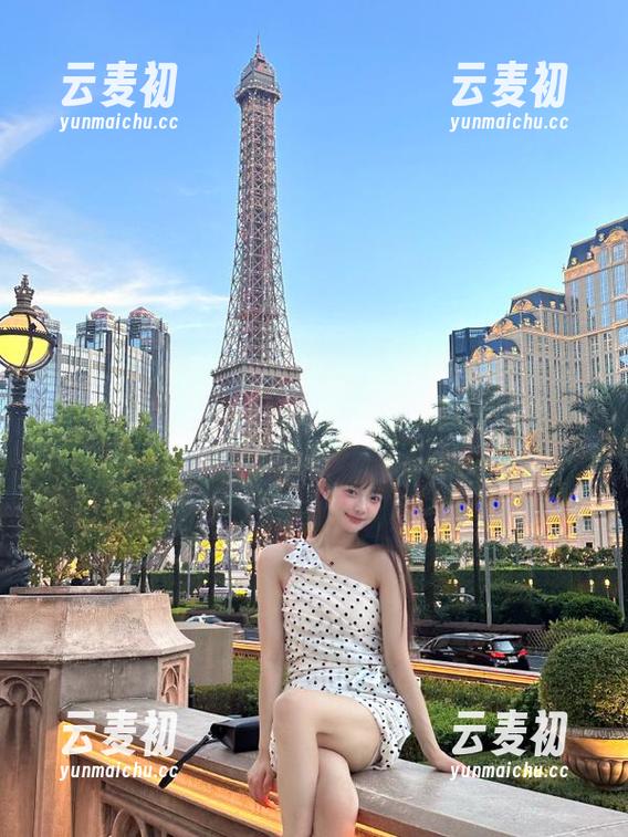 花漾show - 小海臀Rena连衣裙全套图集，给你带来不一样的视觉与感官体验.txt