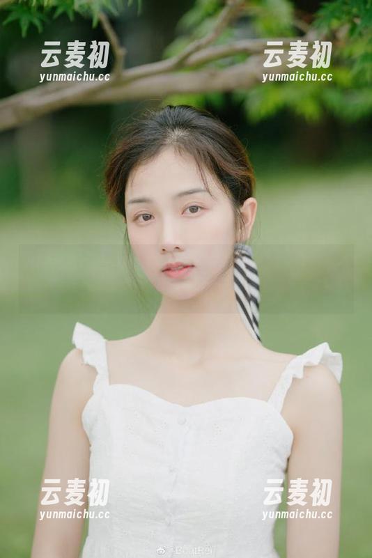 花漾show - 赵惟依coco的私拍婚纱套图：在阳光下编织梦想与爱的故事.txt