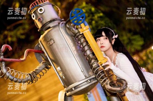 探索落落Raku的锻炼日：独特风格的cos图片集锦.txt